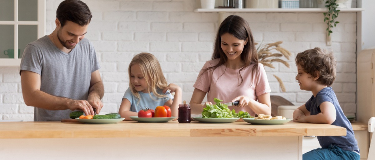 Familie bereitet gemeinsam das Essen vor