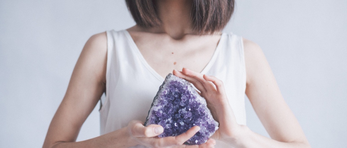 Frau mit Amethystdruse in der Hand.