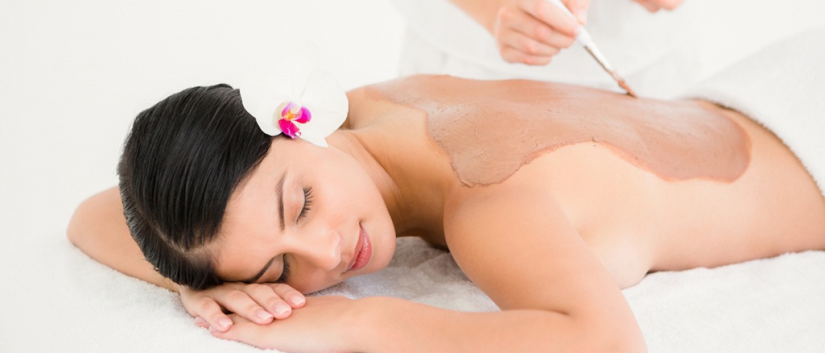 Frau bekommt Fango Massage.