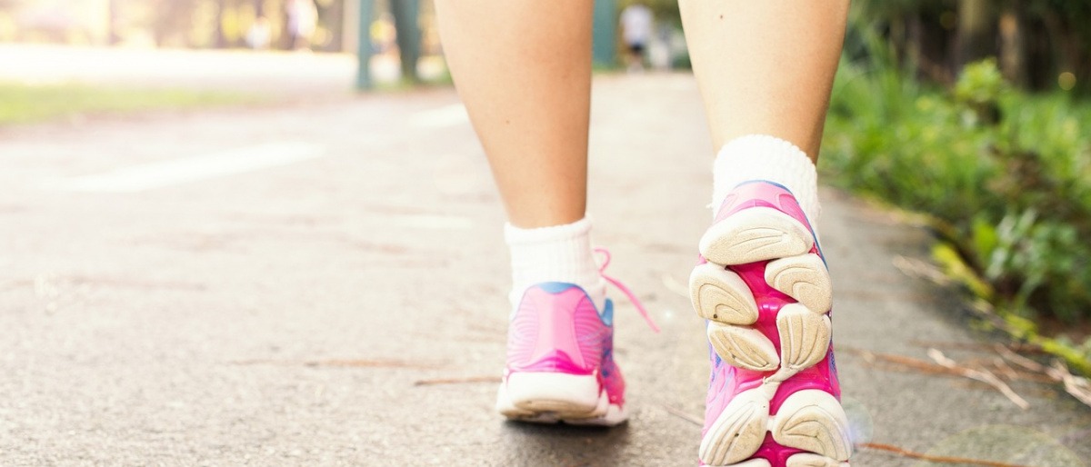 Frau mit Sportschuhen beim Aufwärmen vor dem Joggen