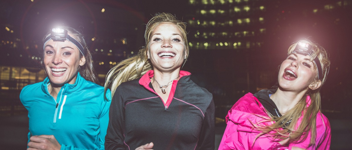 Frauenrunde beim Jogging im Dunkeln