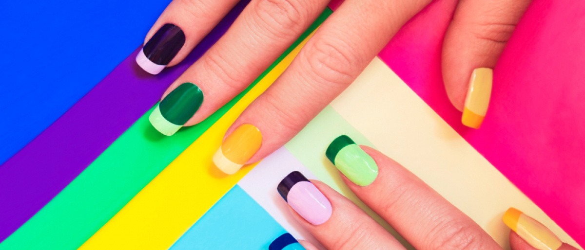 French Nails bunt als Nagellacktrend 2024