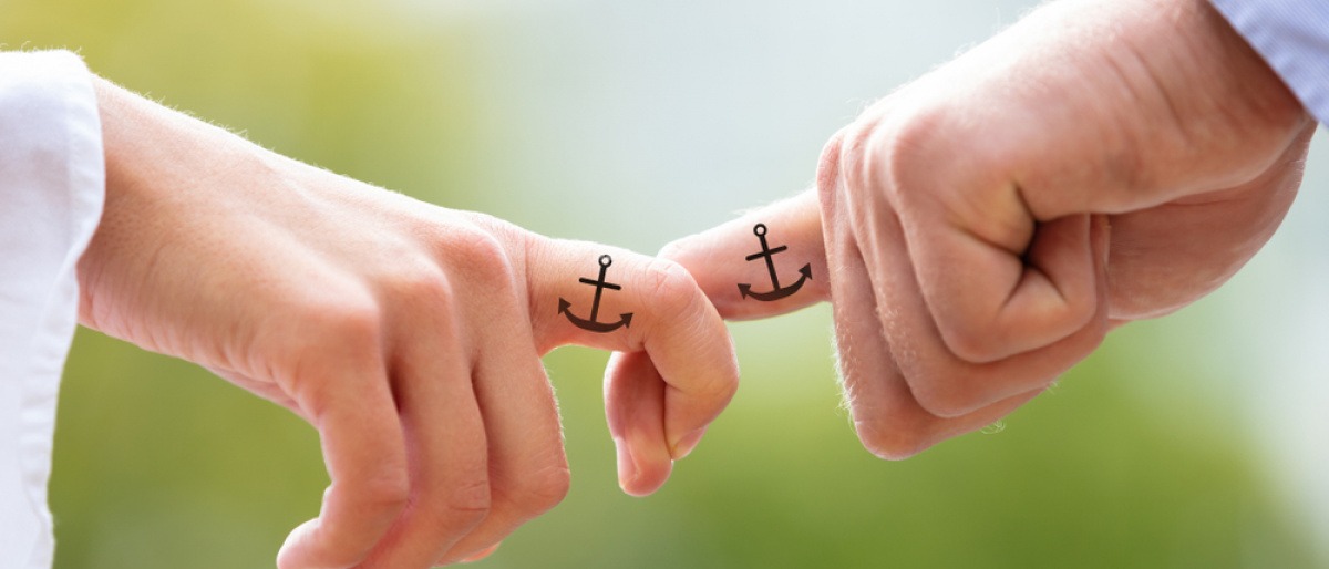 Anker als Symbol für Kraft auf Finger tätowiert
