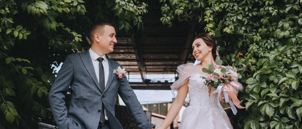 Ein Paar beim Heiraten vor Naturkulisse