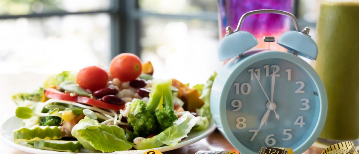 Wecker, Maßband und Salat als Symbol fürs Fasten