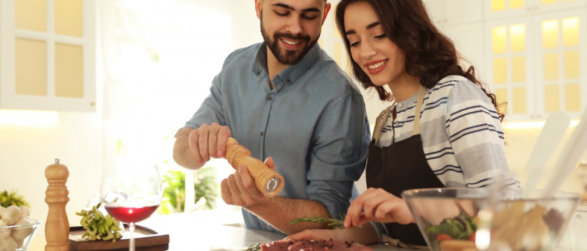 Paar bereitet Fleisch als eisenreiches Lebensmittel vor
