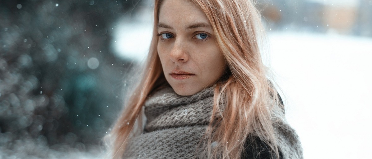 Frau mit schöner Haut im Winter