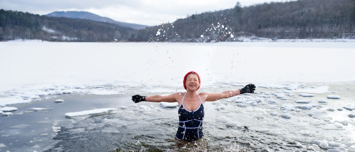 Frau beim Eisbaden mit gutem Immunsystem