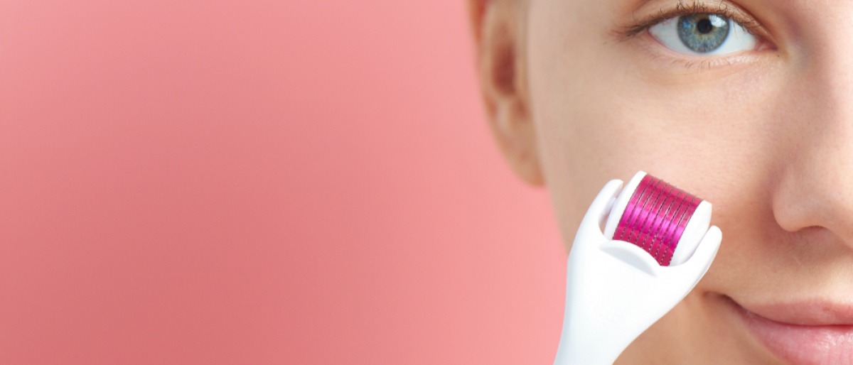 Eine Frau nutzt einen Dermaroller für das Microneedling zuhause.