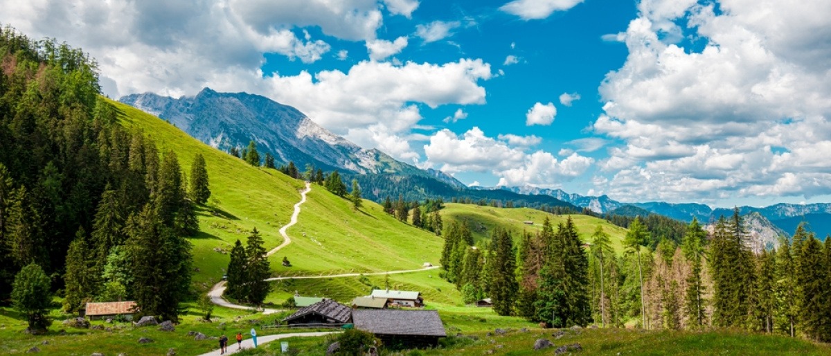 Mann beim Pilgern in Deutschland alleine in einer bergigen Landschaft