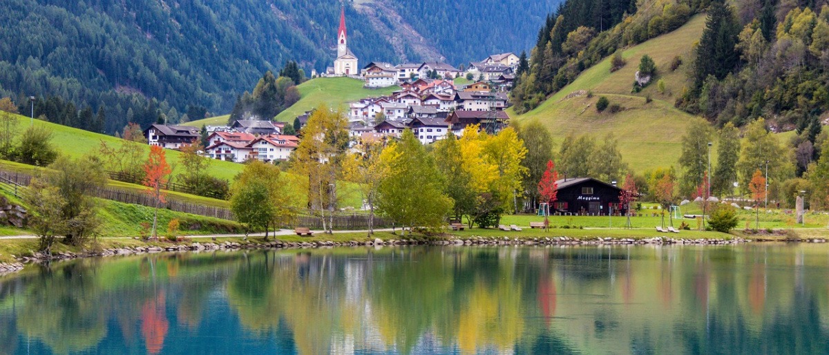 Reiseziel Südtirol mit See und Bergen für Entspannung