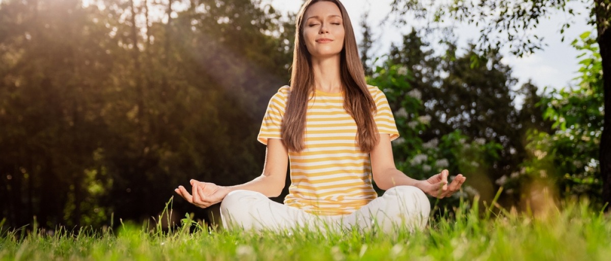 Eine Frau macht Yoga in Deutschland