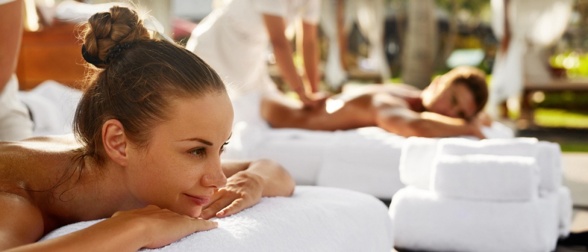 Frau und Mann liegen in einem Day Spa zur Entspannung