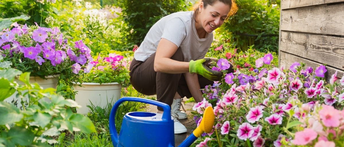 Frau bei gesunder Gartenarbeit mit Blumen