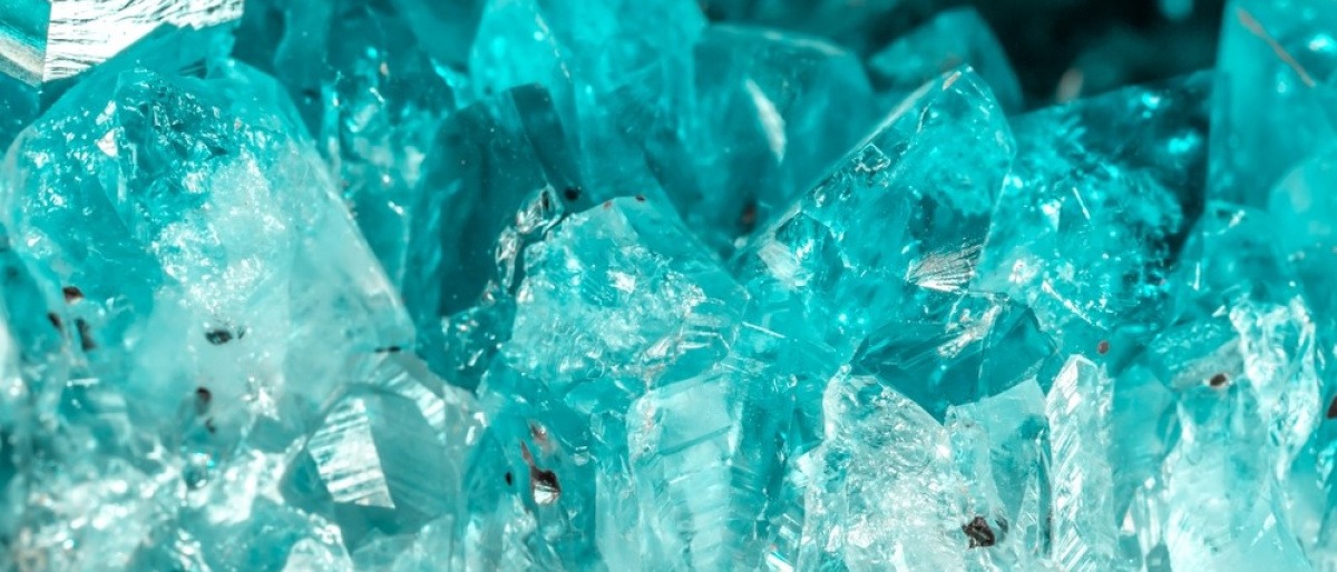 Kristalle des Steins Aquamarin 