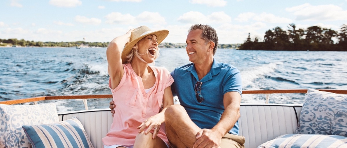 Glückliches Paar auf einem Boot im Urlaub