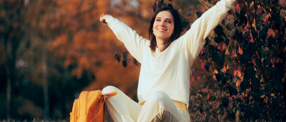 Gut gelaunte Frau im Herbst