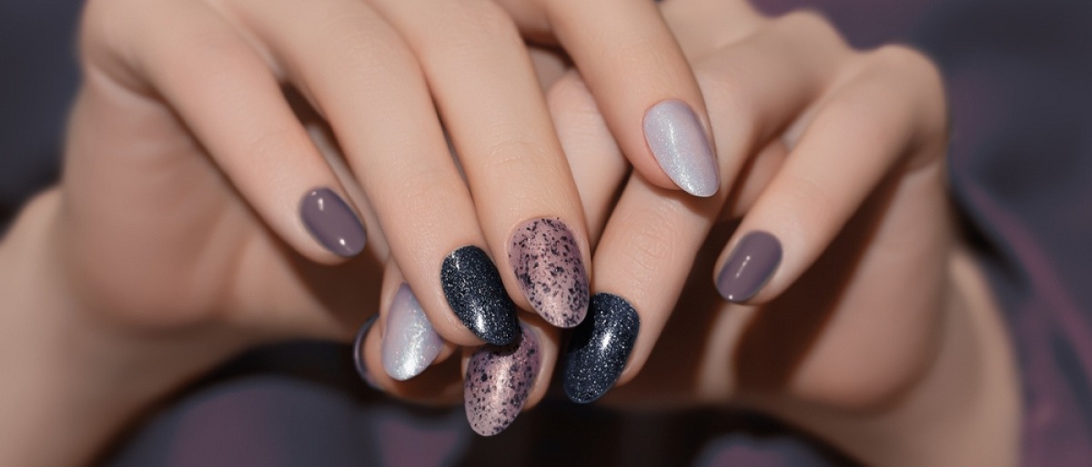 Nägel in Naturfarben wie Steingrau als Nagellack-Trend 2025