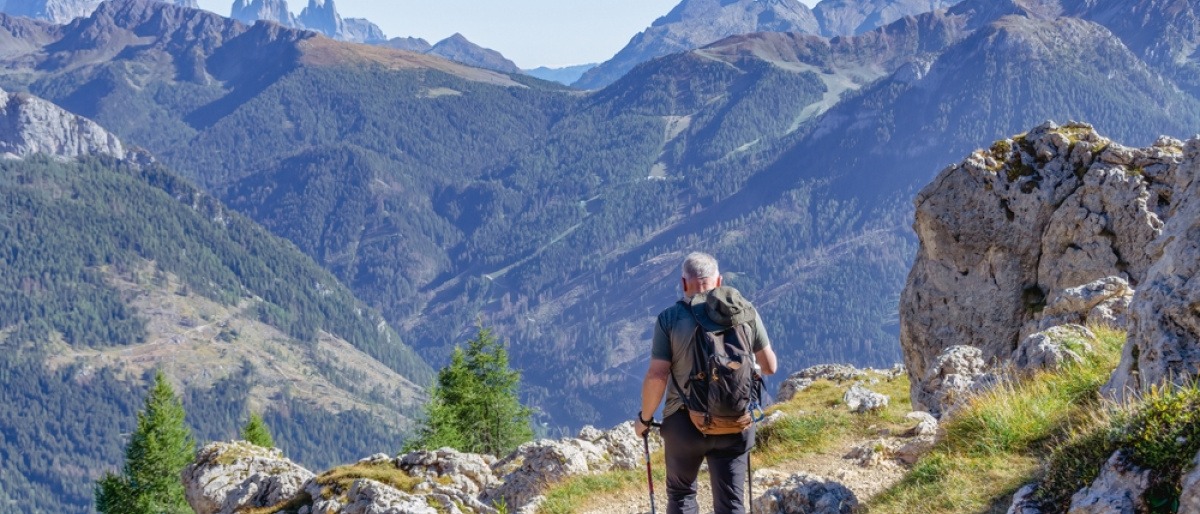 Mann bei einer Wanderung in den Bergen