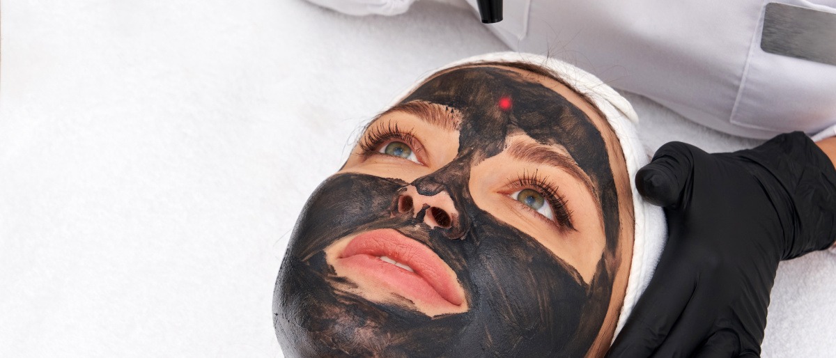 Frau bekommt eine Hollywood Laser-Lift-Behandlung