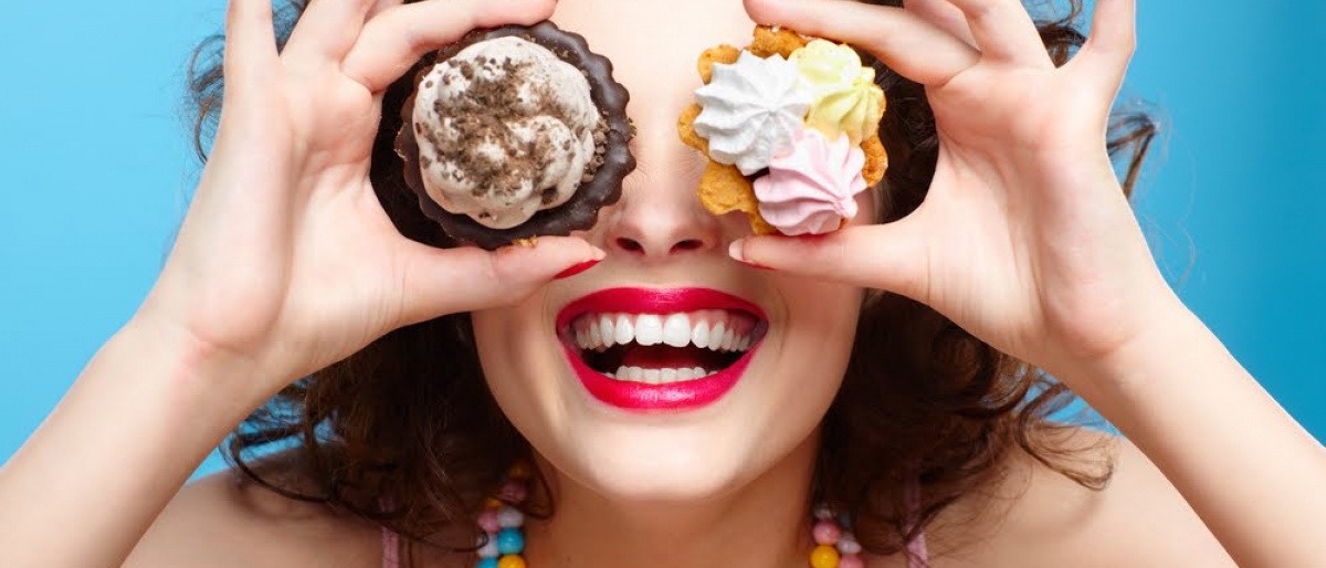 Eine Frau hält gesunde Süßigkeiten vor ihre Augen