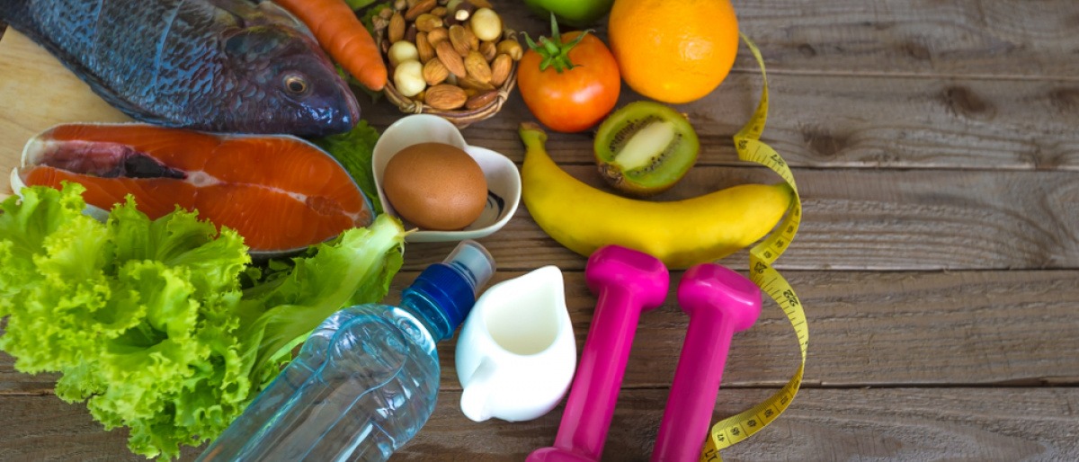 Low Carb Lebensmittel, Hanteln und ein Maßband