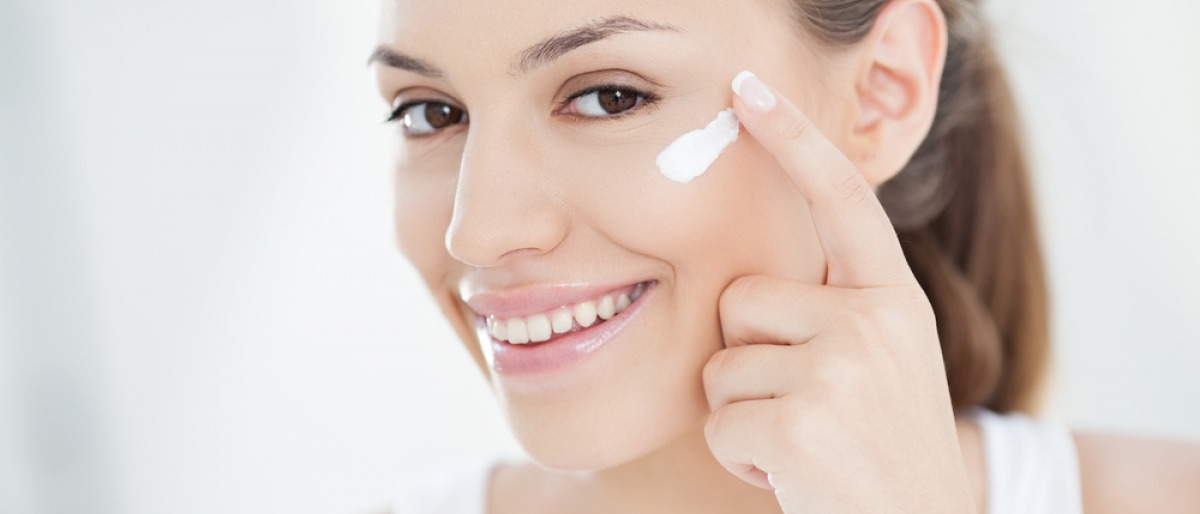 Frau am Morgen mit Creme im Gesicht