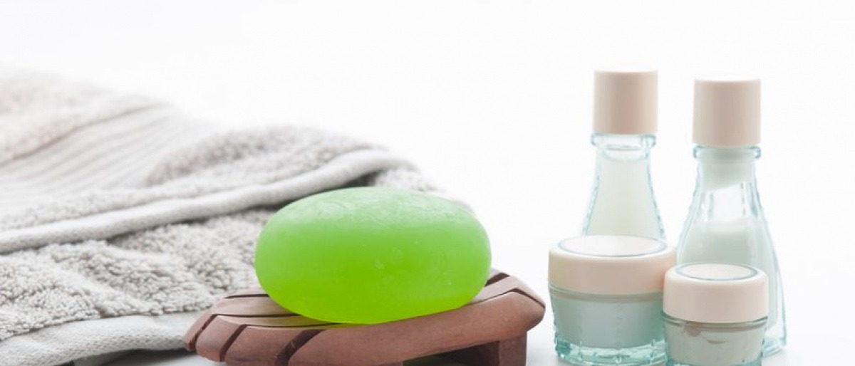 Ein Aloe Vera Badezusatz steht neben einer Seife