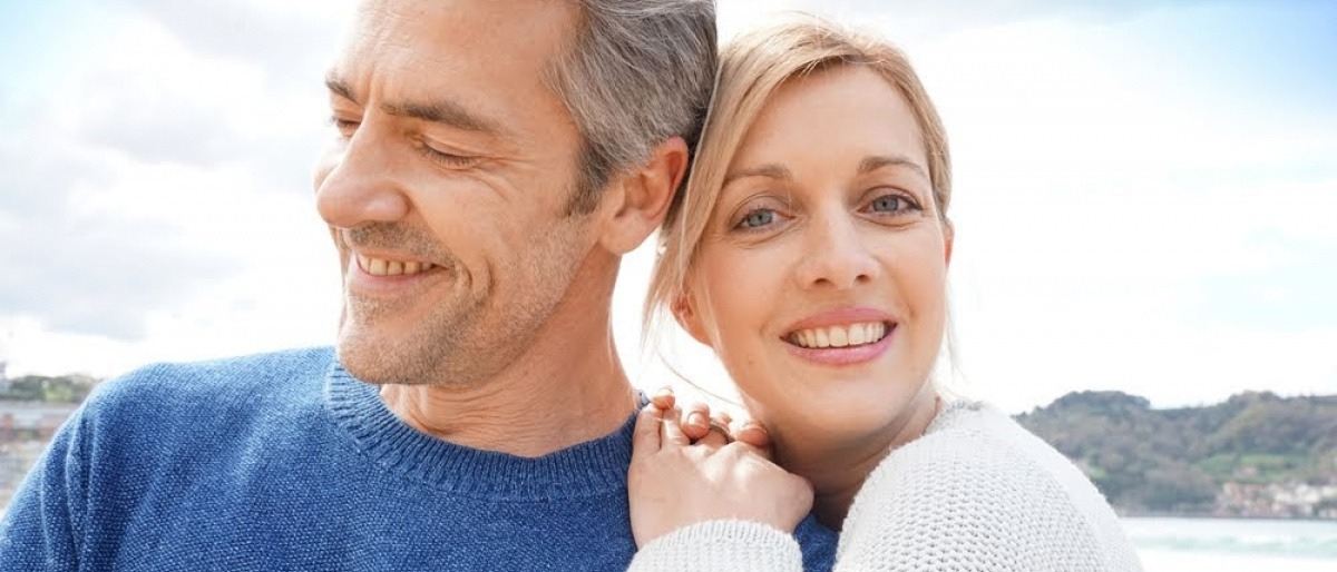 Ein Mann und eine Frau mit großem Altersunterschied scheinen eine Beziehung zu haben
