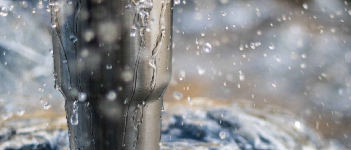 Es scheint, als werde Aluminum aus Wasser ausgeleitet