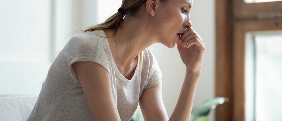 Eine Frau sitzt und hat Angst