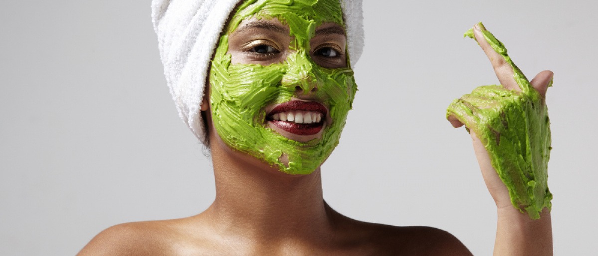 Eine Frau ist dabei, eine Anti-Pickel-Maske selber zu machen