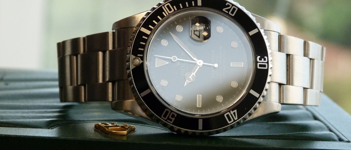 Eine Armbanduhr von Rolex, die im Trend liegt