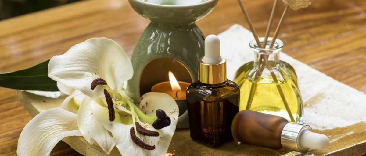 Gläschen mit Aromaölen stehen nebeneinander