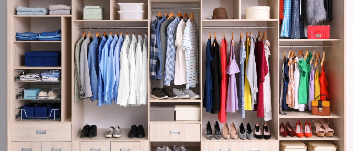 Sauber eingeräumter Kleiderschrank