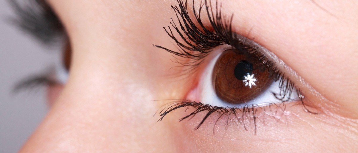 Ein Auge mit geschminkten Wimpern