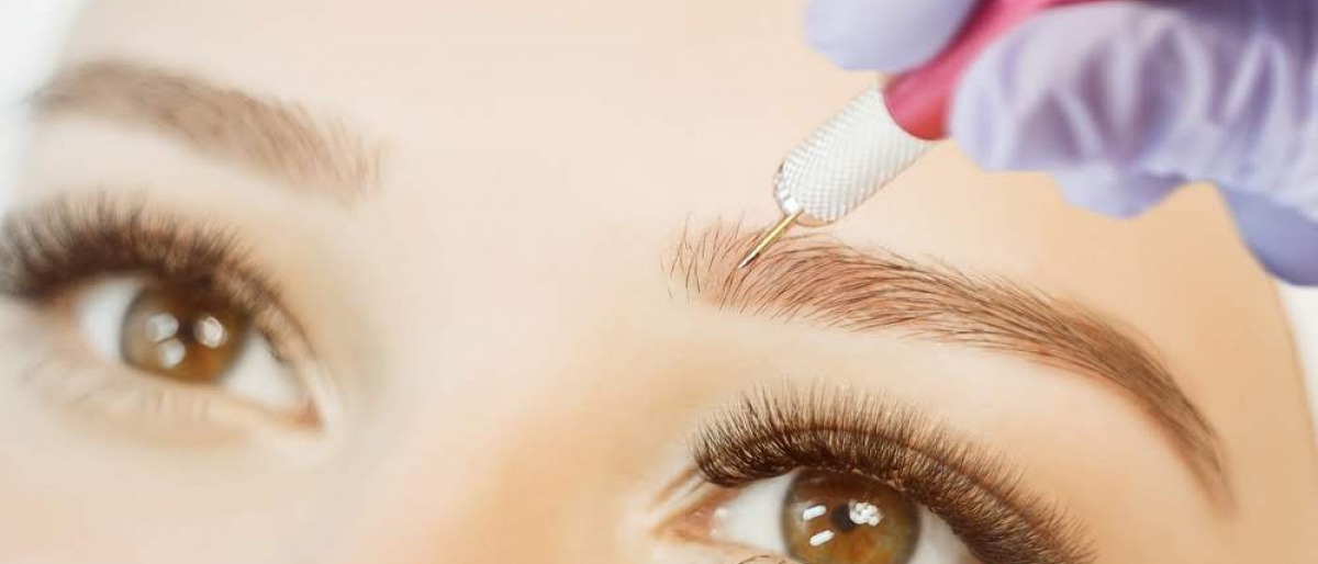 Frau bei einer Microblading Behandlung der Augenbrauen