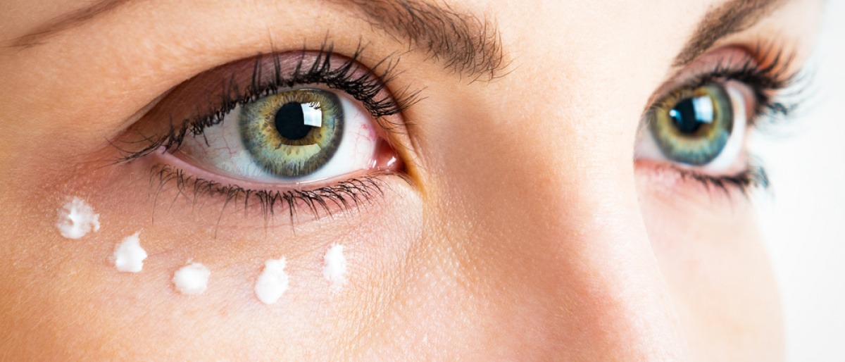 Augencreme gegen Falten verwenden macht Sinn