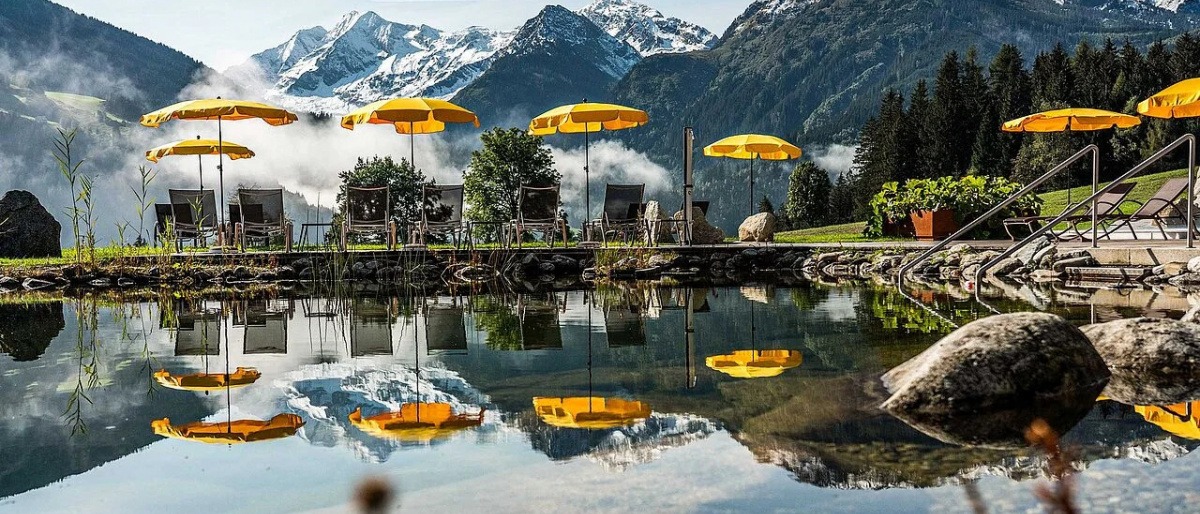 Auszeit in den Bergen mit Liegestühlen und Schwimmteich