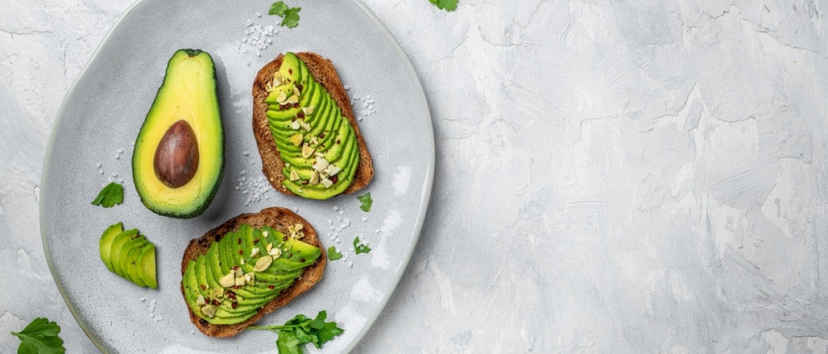 Avocadobrot mit Nüssen und ungesättigten Fettsäuren
