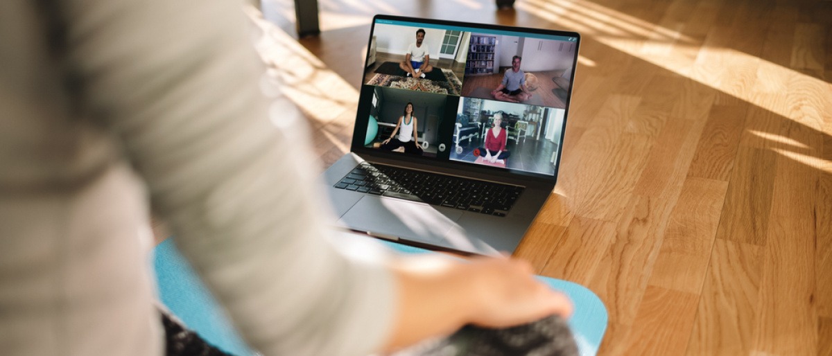 Frau in Yoga Pose vor Notebook