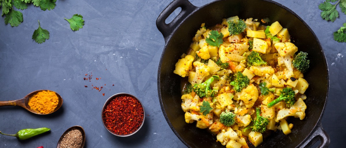 Löffel mit Gewürzen liegen neben Ayurveda Ernährung