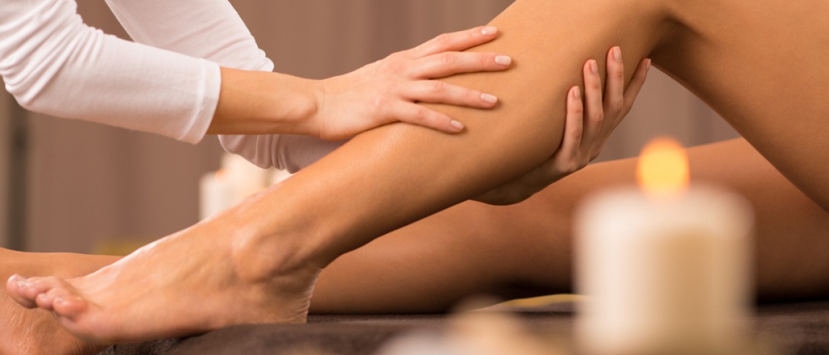 Eine Frau liegt bei einer Ayurveda Kur