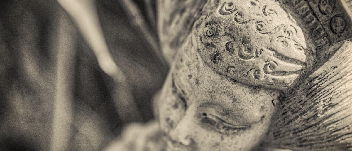 Statue aus Stein als Symbol für Ayurveda Retreat