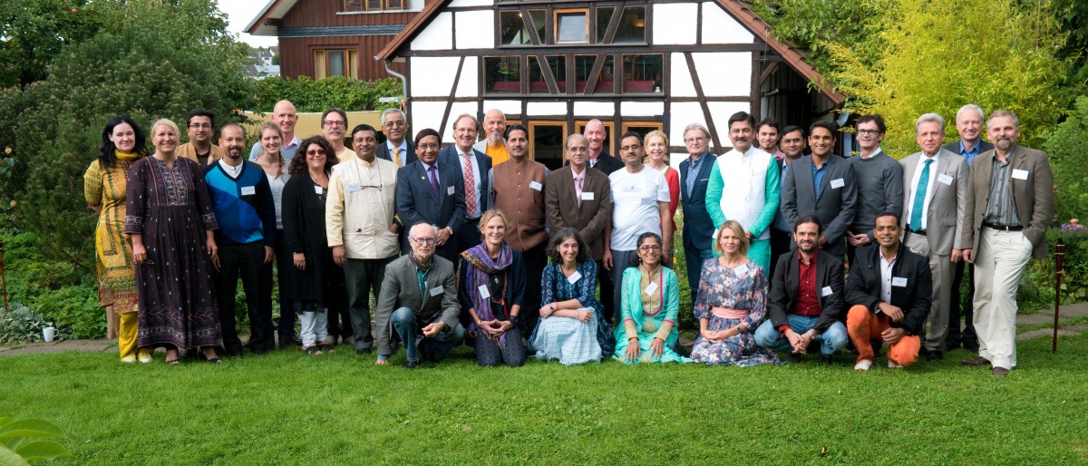 Die Teilnehmer und Teilnehmerinnen des Ayurveda Symposiums stehen in der Gruppe zusammen