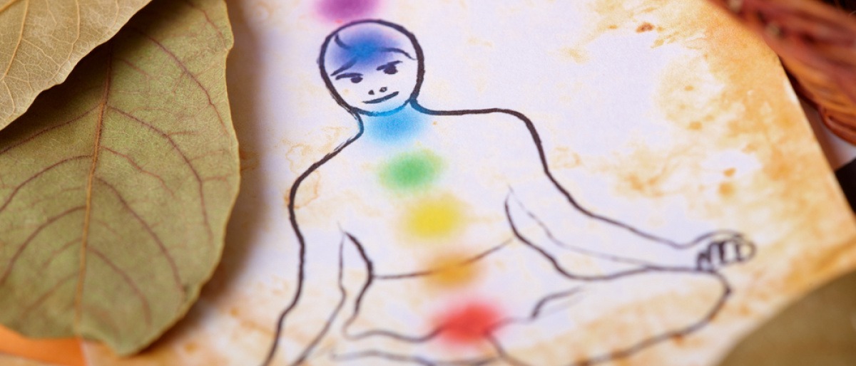 Auf einer Zeichnung ist ein Mann, der neben Ayurveda Yoga praktiziert