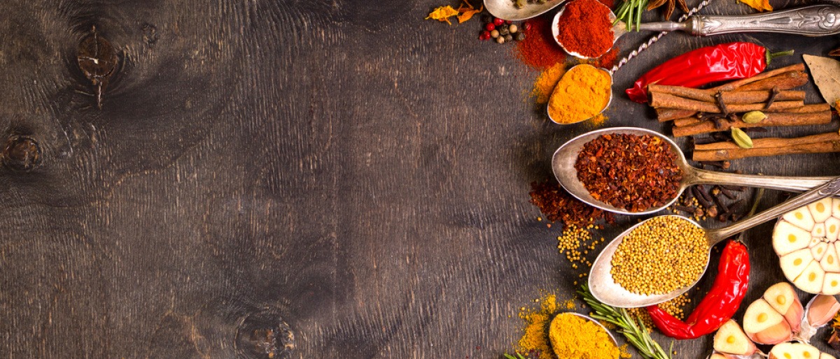 Viele ayurvedische Gewürze liegen nebeneinander