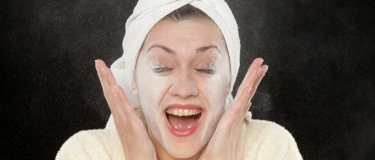 Frau hat Babypuder im Gesicht