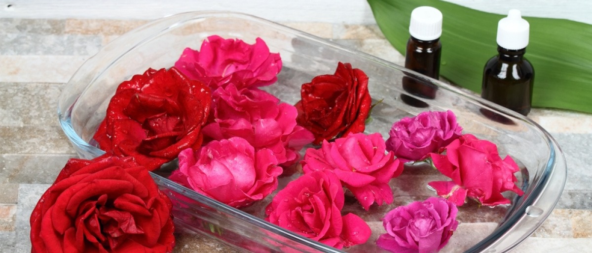 Rosenblüten und Fläschchen