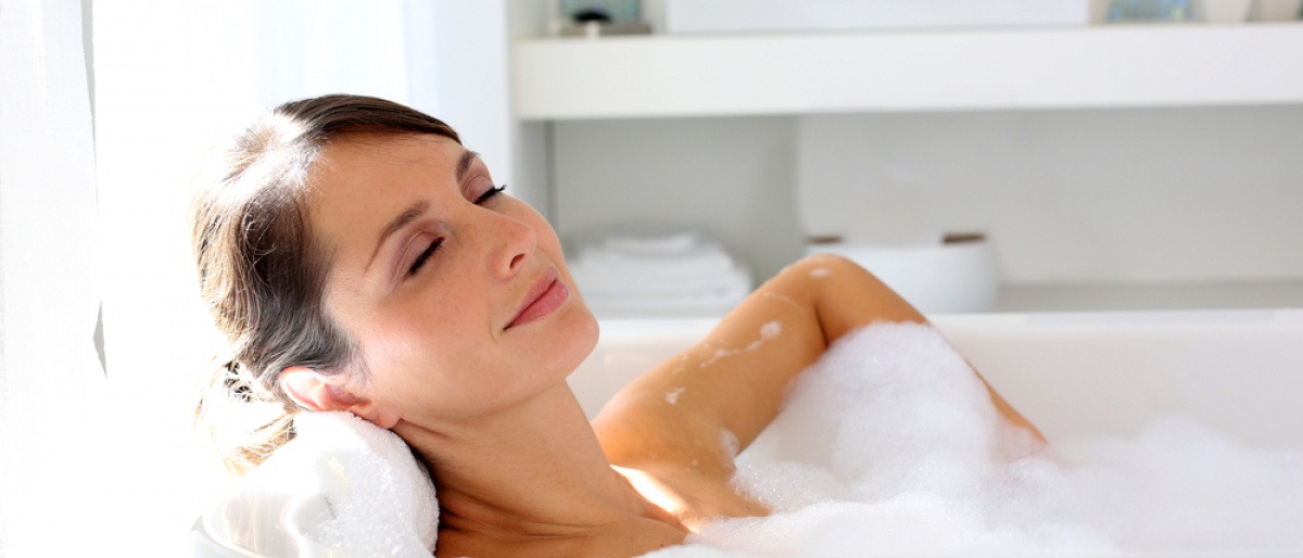 Frau entspannt in der Badewanne